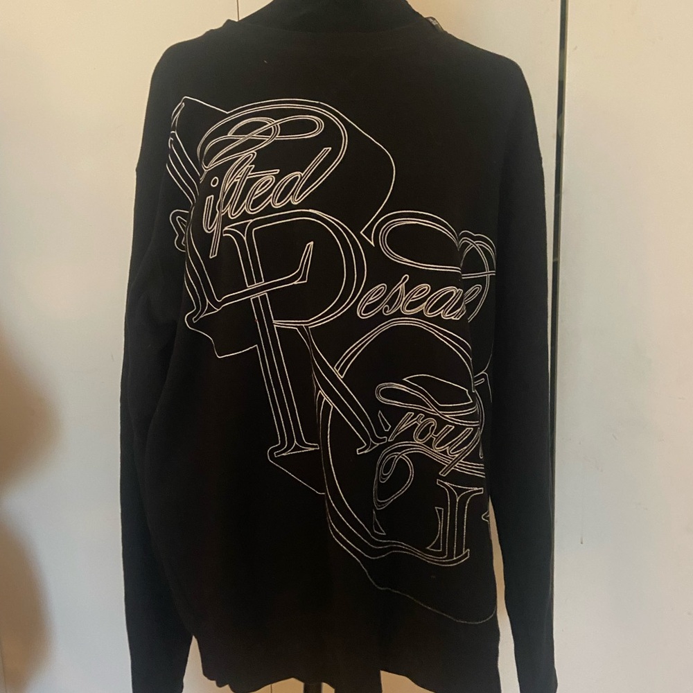 Lrg Black Sweater with Artistic Design